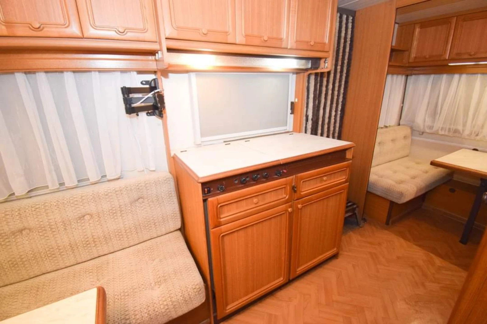 Каравана Hobby De luxe 450, снимка 17 - Каравани и кемпери - 53826093