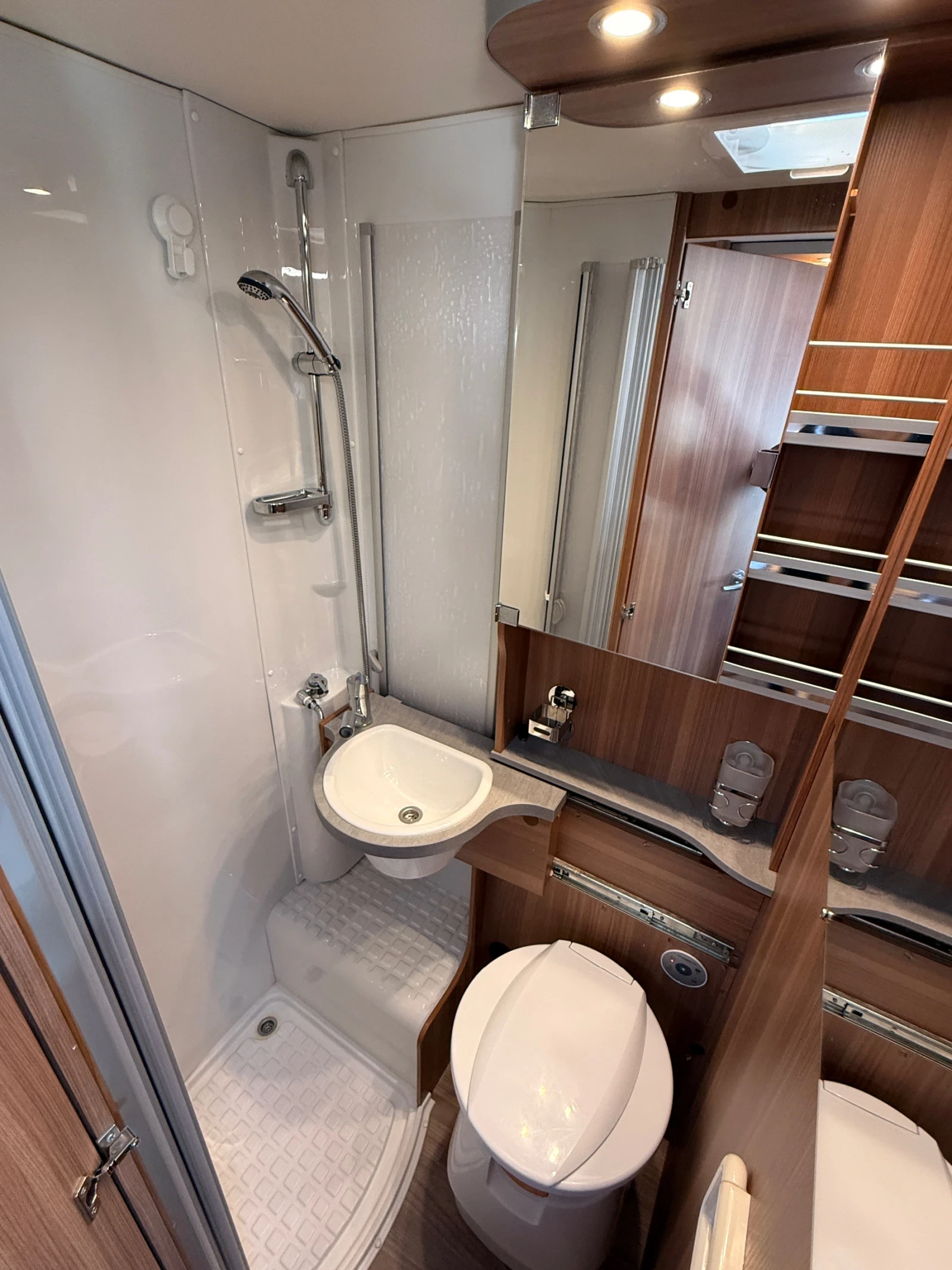 Кемпер Weinsberg Pepper, снимка 16 - Каравани и кемпери - 53867008