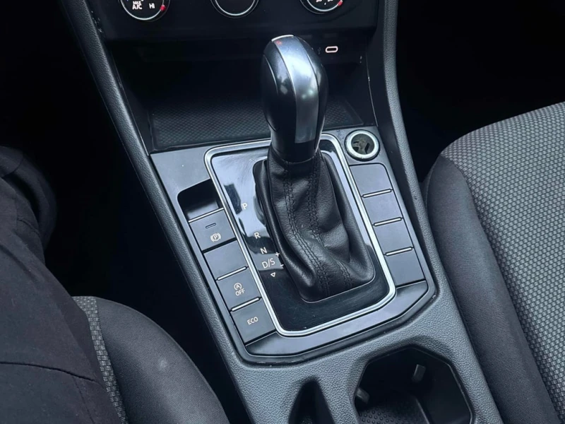 VW Jetta * Comfortline * CARFAX * БЕЗ ПЪРВОНАЧАЛНА ВНОСКА, снимка 11 - Автомобили и джипове - 53153846