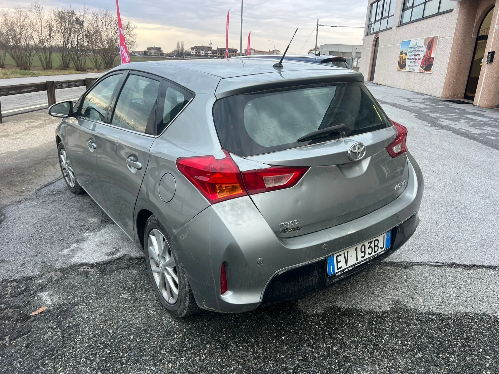 Toyota Auris 1.4 D4D 90ks Full Ekstri, снимка 3 - Автомобили и джипове - 55613856