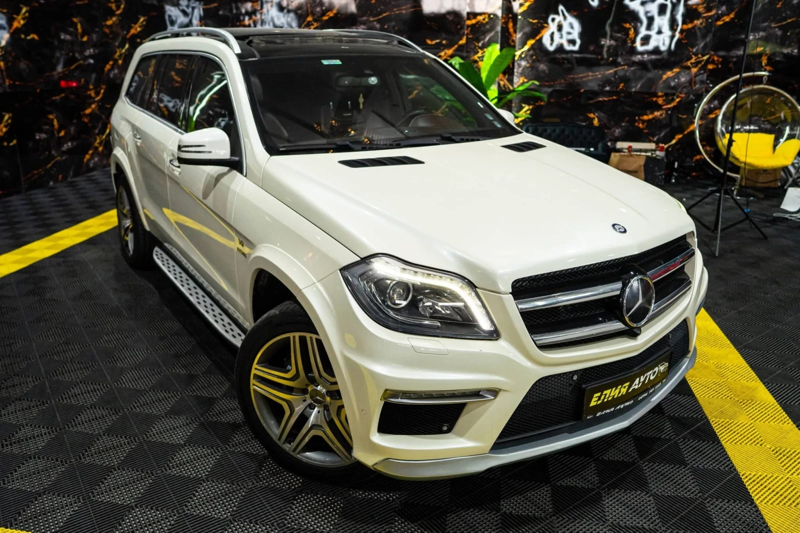 Mercedes-Benz GL 63 AMG V8 BITURBO LED ПАНО DESIGNO H&K ЛИЗИНГ 100% , снимка 2 - Автомобили и джипове - 54995938