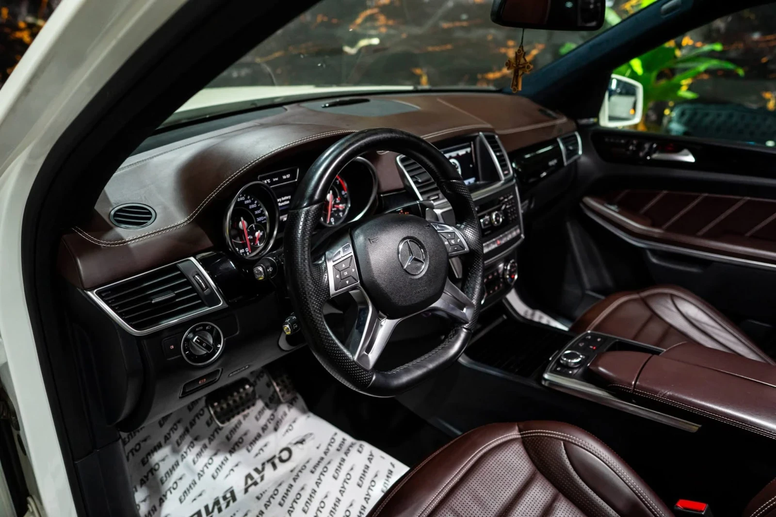 Mercedes-Benz GL 63 AMG V8 BITURBO LED ПАНО DESIGNO H&K ЛИЗИНГ 100% , снимка 12 - Автомобили и джипове - 54995938
