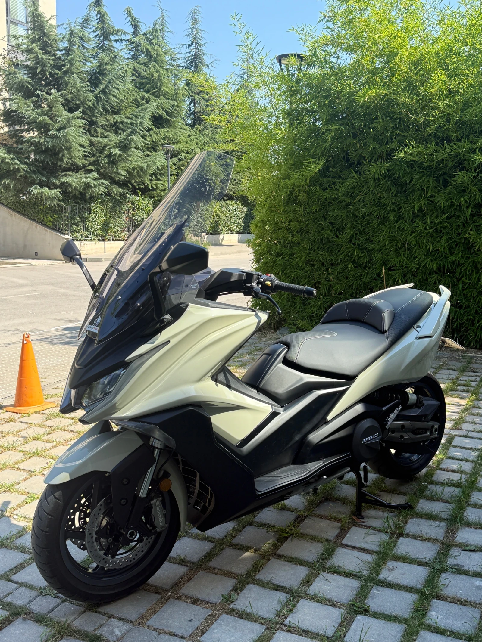 Kymco AK 550
