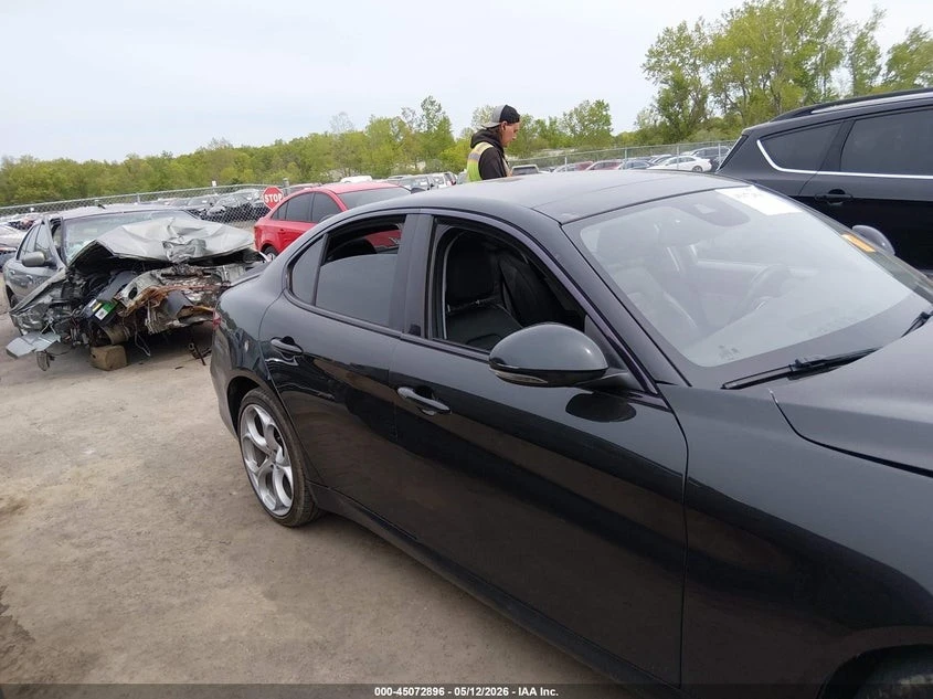 Alfa Romeo Giulia * AWD* TI SPORT* ПАНО* KEYLESS* Camera* ПОДГРЕВ* , снимка 8 - Автомобили и джипове - 55091500