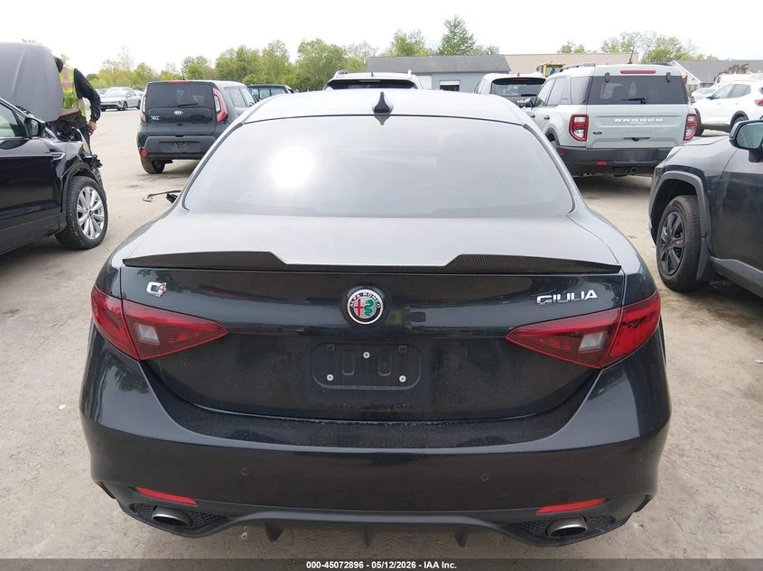 Alfa Romeo Giulia * AWD* TI SPORT* ПАНО* KEYLESS* Camera* ПОДГРЕВ* , снимка 6 - Автомобили и джипове - 55091500