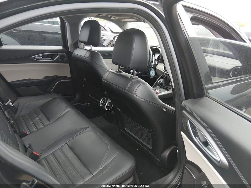 Alfa Romeo Giulia * AWD* TI SPORT* ПАНО* KEYLESS* Camera* ПОДГРЕВ* , снимка 11 - Автомобили и джипове - 55091500