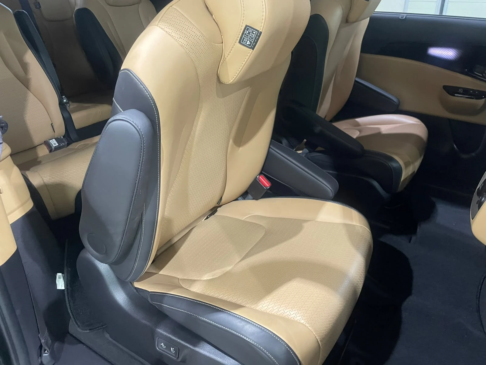 Kia Carnival 2.2 CRDi ! Signature ! 8+ 1 !, снимка 10 - Автомобили и джипове - 55700611