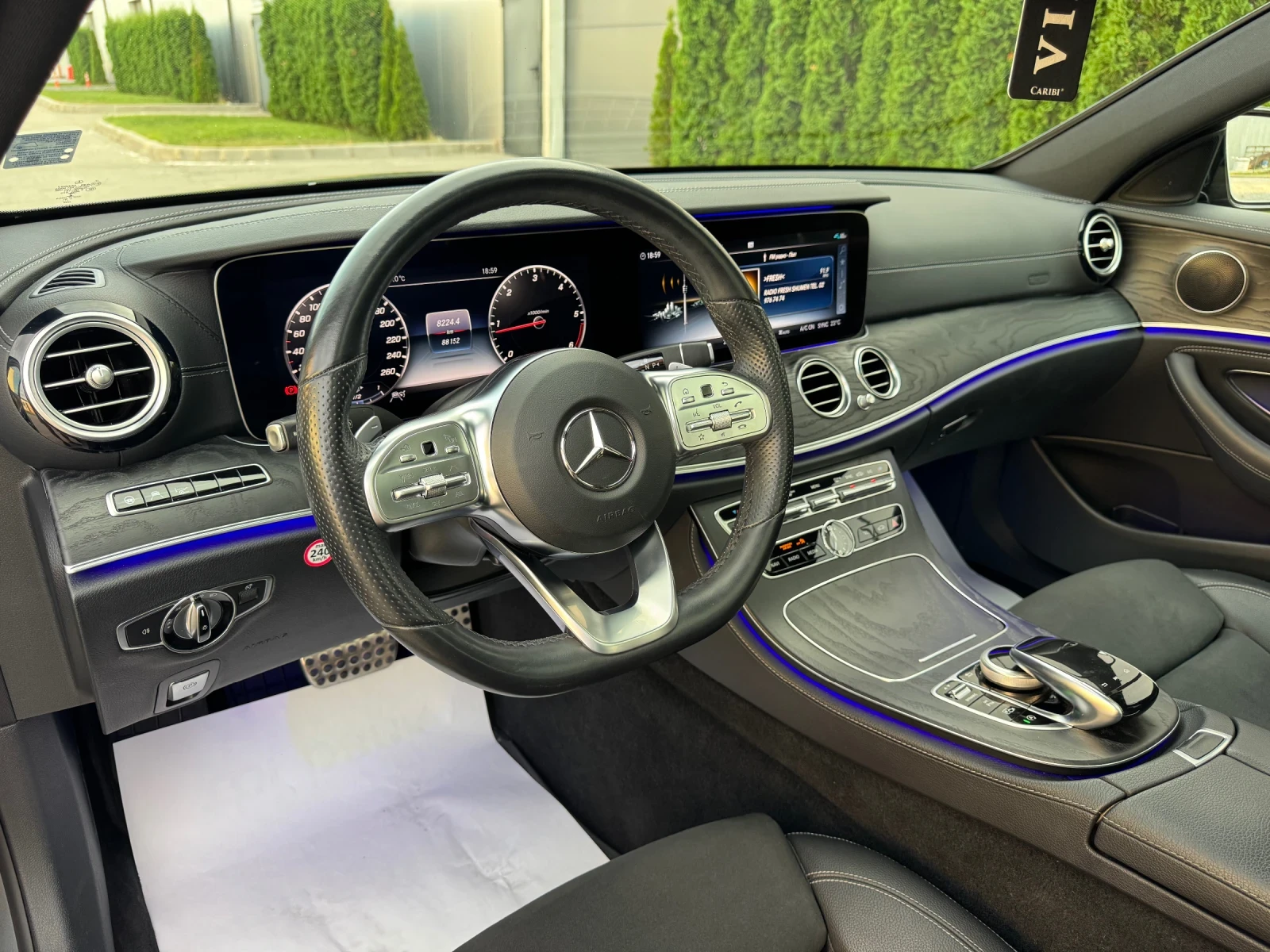 Mercedes-Benz E 220 d AMG-line/9G/Shadow line/88000км/1-ви собственик, снимка 8 - Автомобили и джипове - 56220596