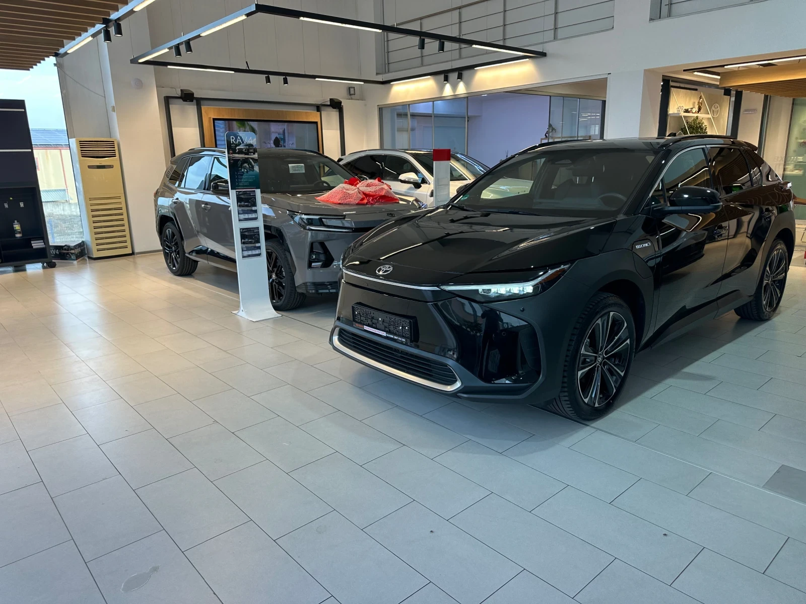 Toyota bZ4X Luxury, снимка 2 - Автомобили и джипове - 56705987