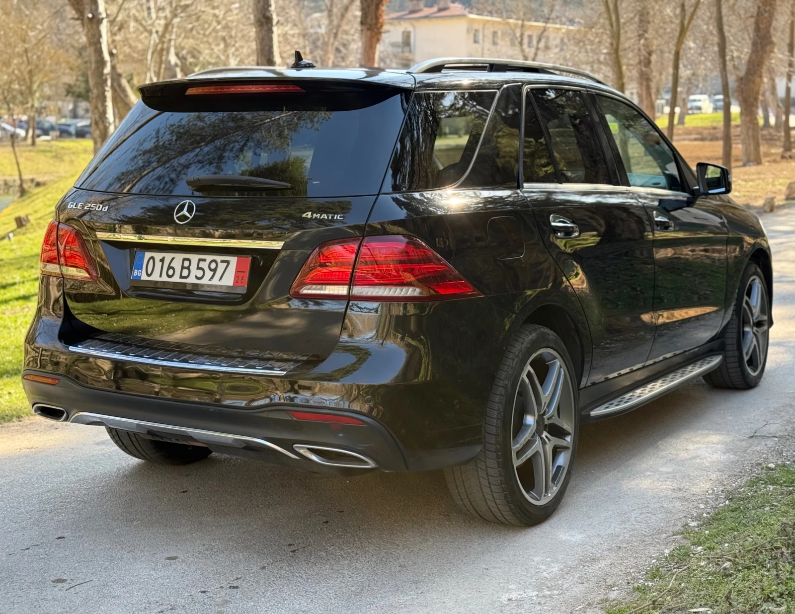 Mercedes-Benz GLE 250 4MATIC* AMG* PANO* CAM* ВАКУМ* DIST* , снимка 4 - Автомобили и джипове - 53801318