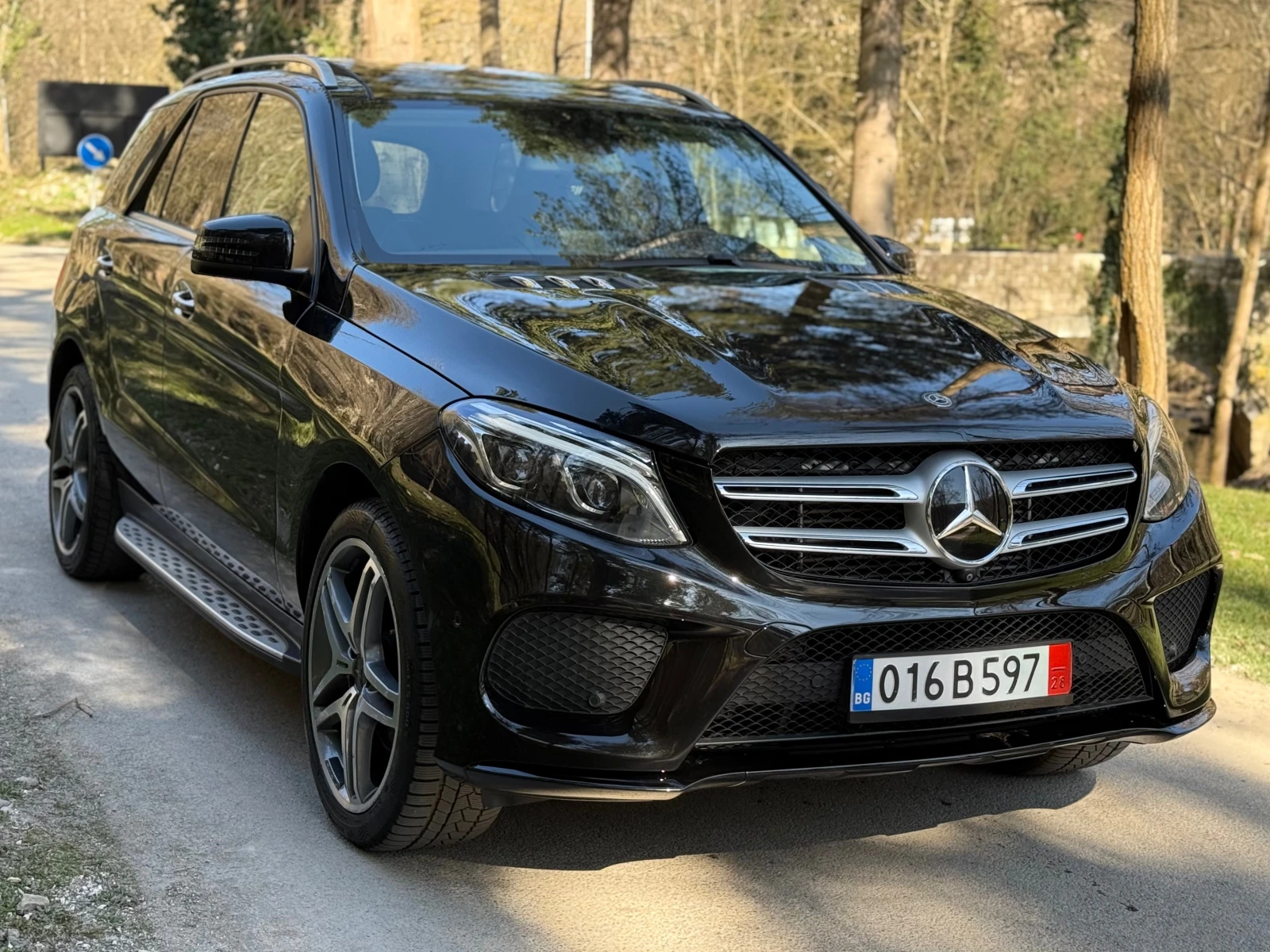 Mercedes-Benz GLE 250 4MATIC* AMG* PANO* CAM* ВАКУМ* DIST* , снимка 3 - Автомобили и джипове - 53801318