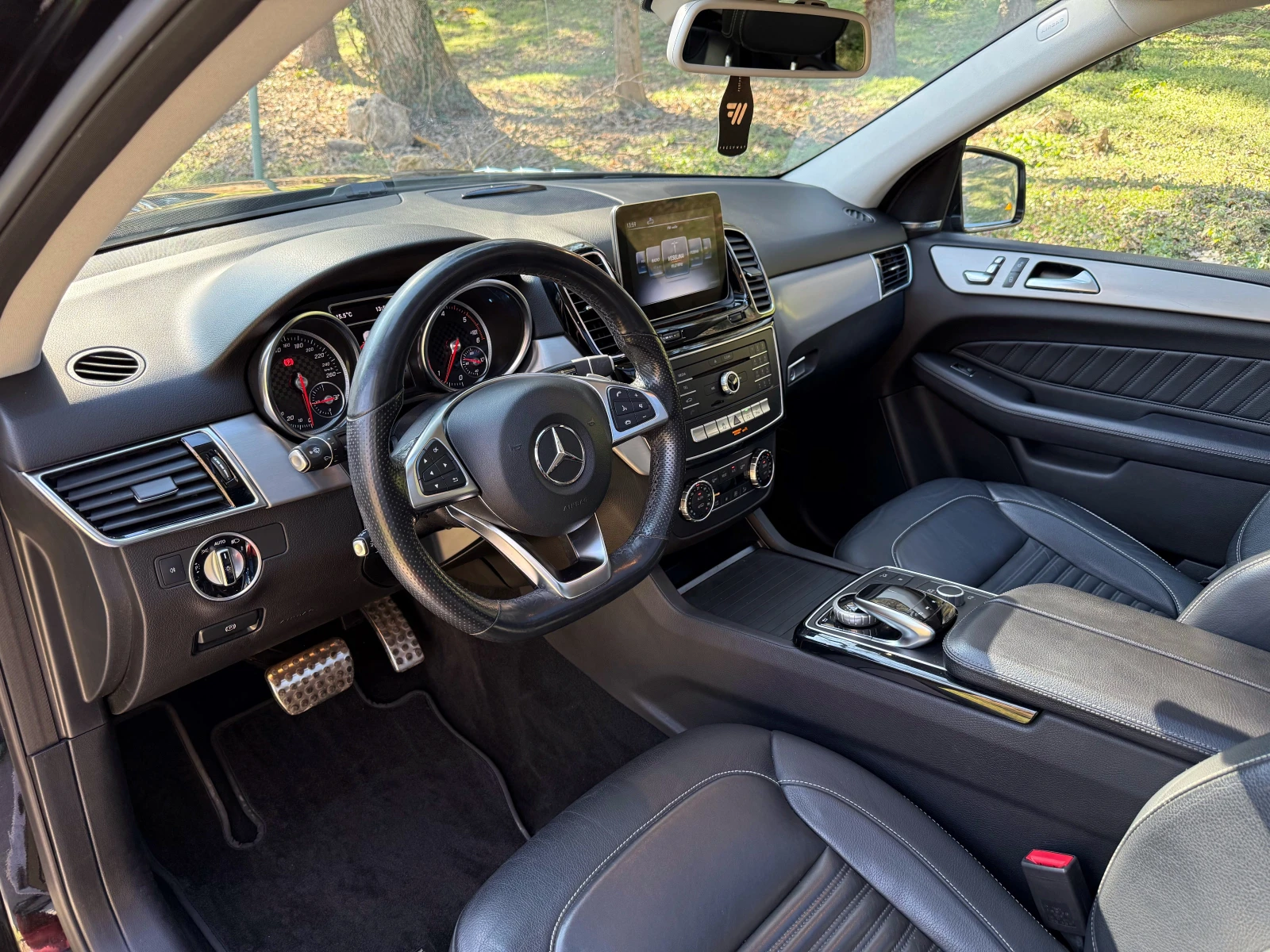 Mercedes-Benz GLE 250 4MATIC* AMG* PANO* CAM* ВАКУМ* DIST* , снимка 6 - Автомобили и джипове - 53801318