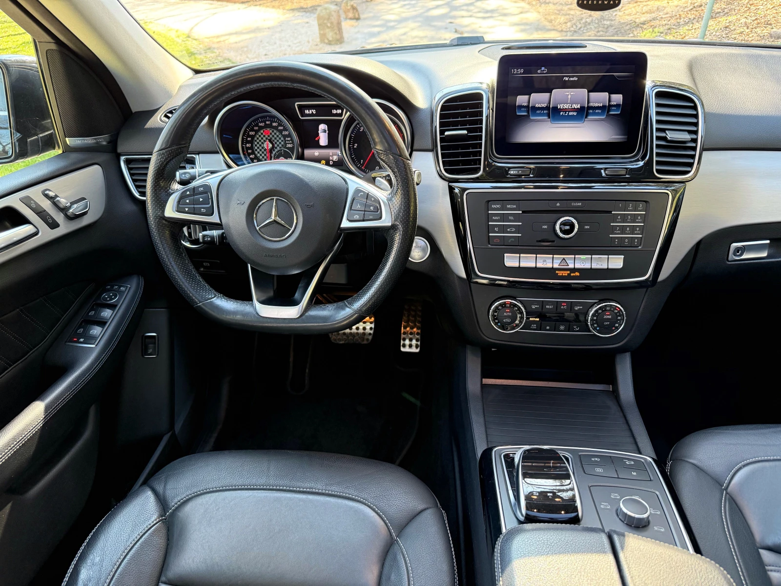 Mercedes-Benz GLE 250 4MATIC* AMG* PANO* CAM* ВАКУМ* DIST* , снимка 7 - Автомобили и джипове - 53801318