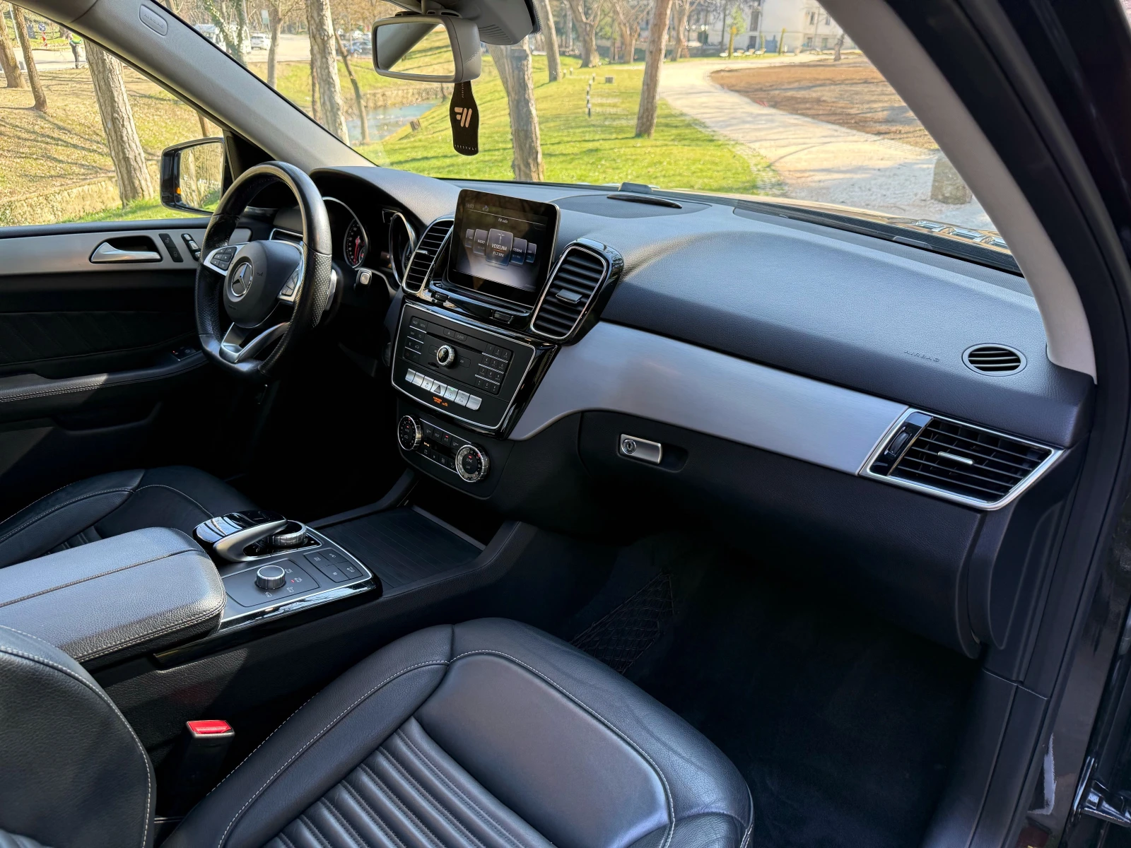 Mercedes-Benz GLE 250 4MATIC* AMG* PANO* CAM* ВАКУМ* DIST* , снимка 8 - Автомобили и джипове - 53801318