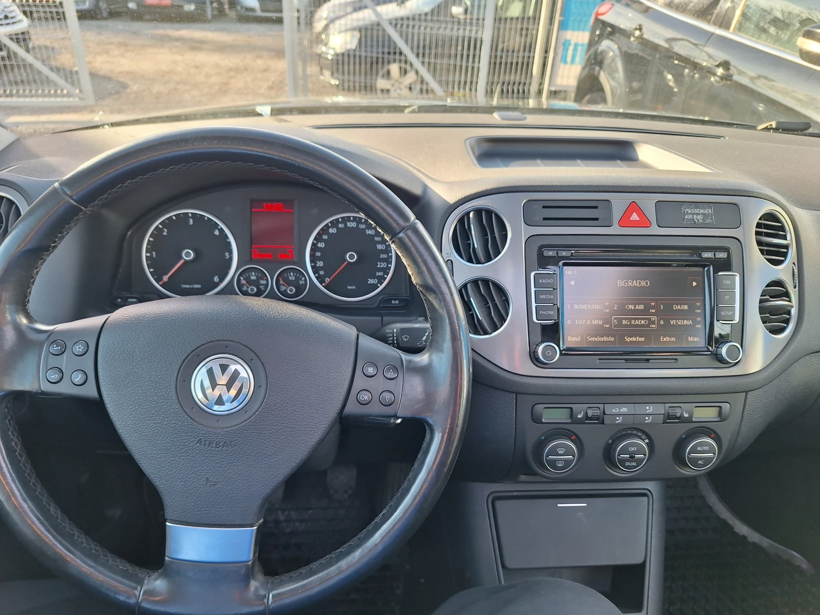 VW Tiguan 2.0TDI 170ps, снимка 17 - Автомобили и джипове - 54019374