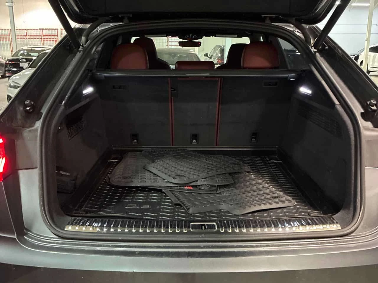 Audi SQ8 B&O/ОБДУХВАНЕ/ПАНО/ДИСТРОНИК/360, снимка 13 - Автомобили и джипове - 54162018