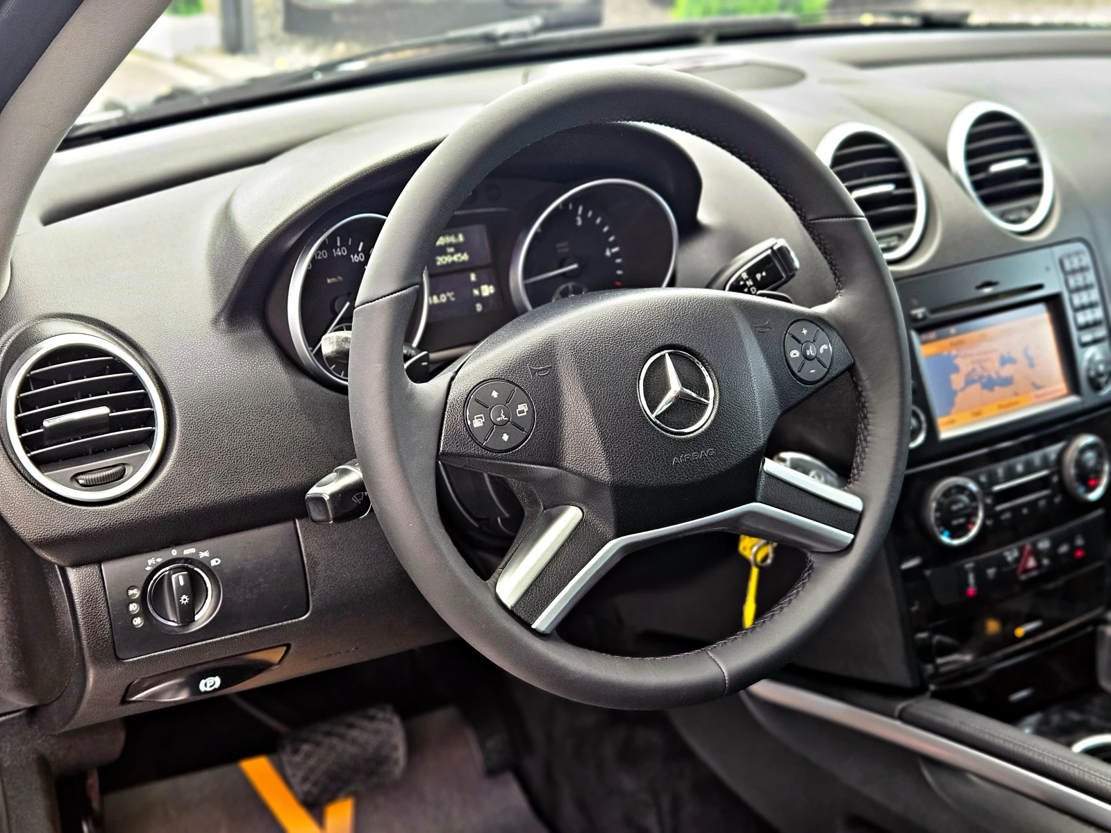 Mercedes-Benz ML 320 FACE/PREMIUM/GERMANY/AIRMATIC/SPORT/AUTO HOLD/LIZI, снимка 11 - Автомобили и джипове - 54477611