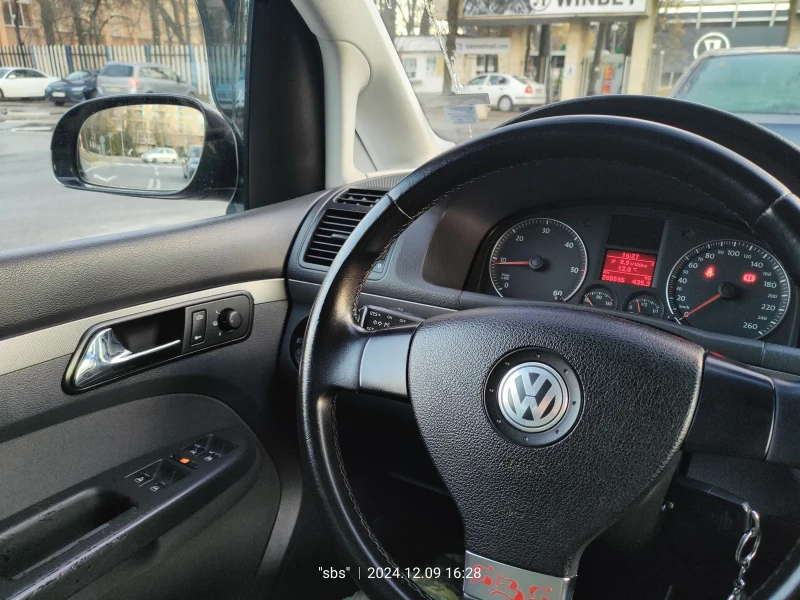 VW Touran 1Tz5w, снимка 9 - Автомобили и джипове - 48280439