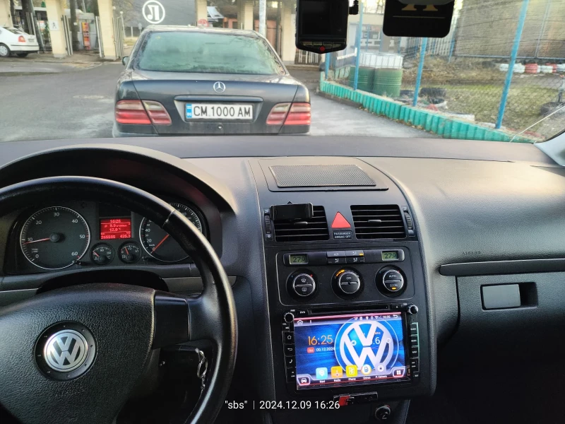 VW Touran 1Tz5w, снимка 8 - Автомобили и джипове - 48280439