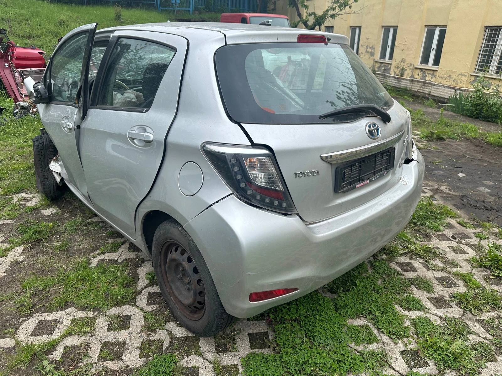 Toyota Yaris 1.5-Хибрид - изображение 2