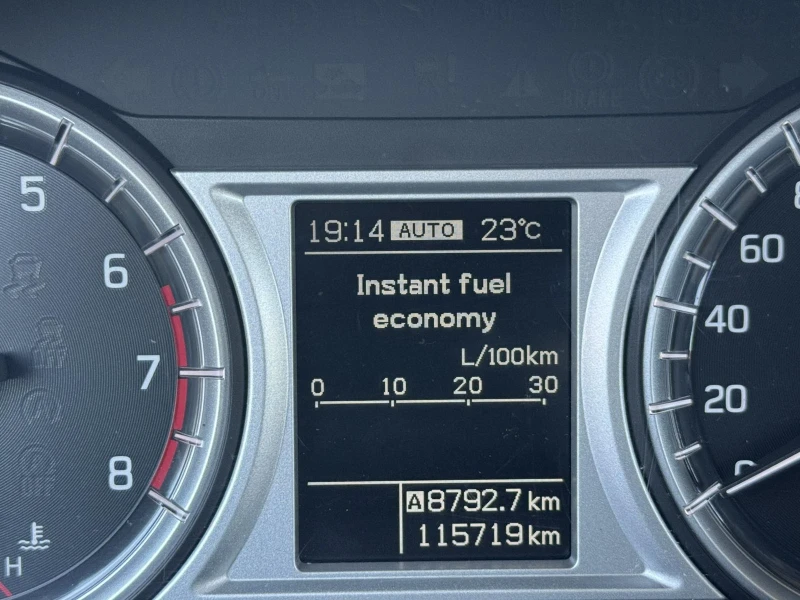 Suzuki Vitara * AllGrip* 1.6i * 120кс. * 4x4* Дистроник* , снимка 11 - Автомобили и джипове - 51515123