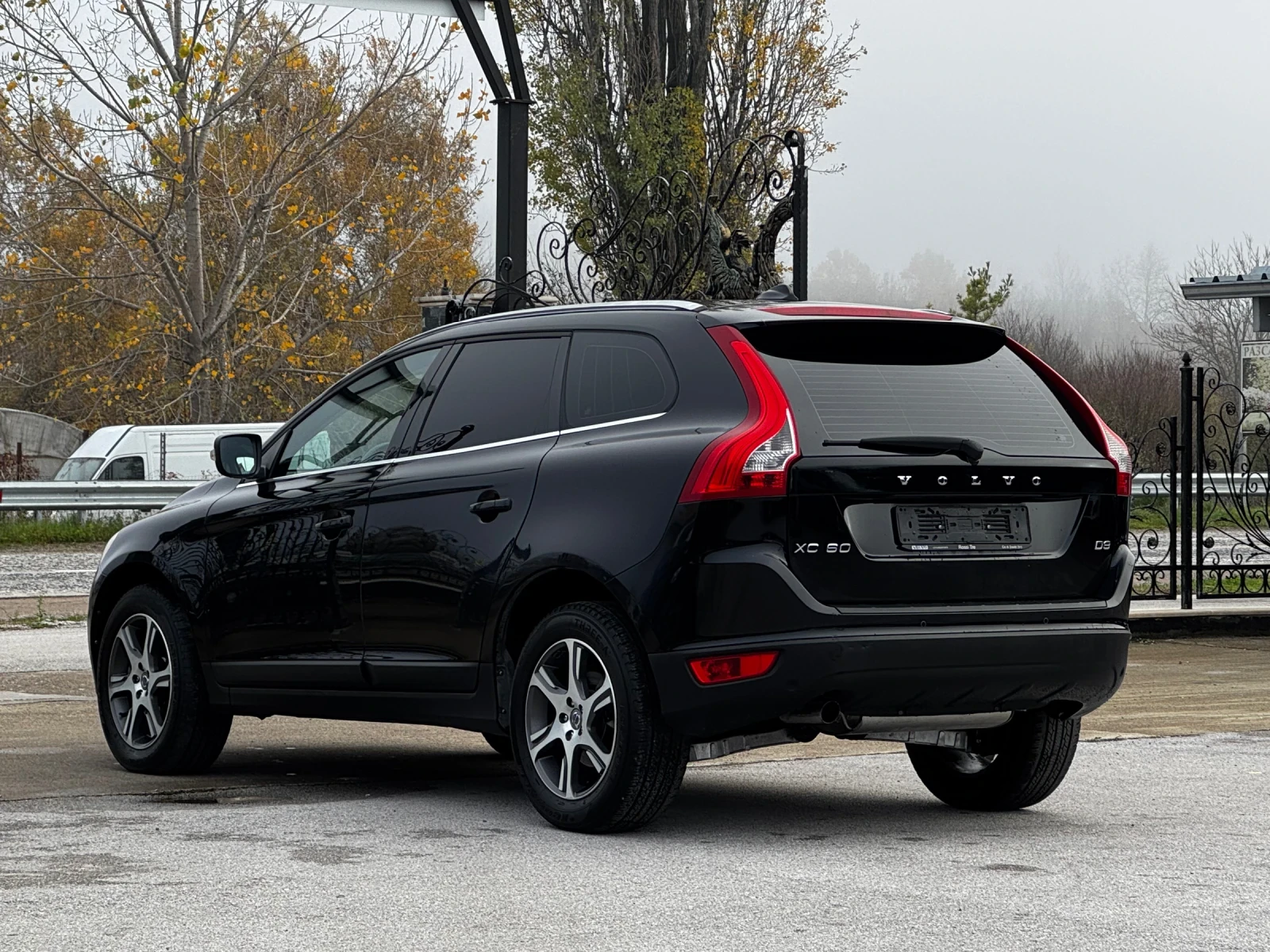 Volvo XC60 2.0D3 ИТАЛИЯ АВТОМАТ - изображение 3