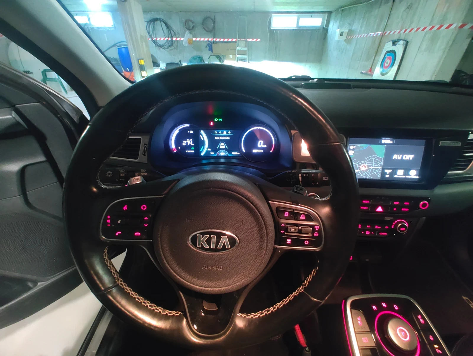 Kia Niro 65 kWh, ExecutiveLine, 100% SOH, Термопомпа, снимка 11 - Автомобили и джипове - 54364240