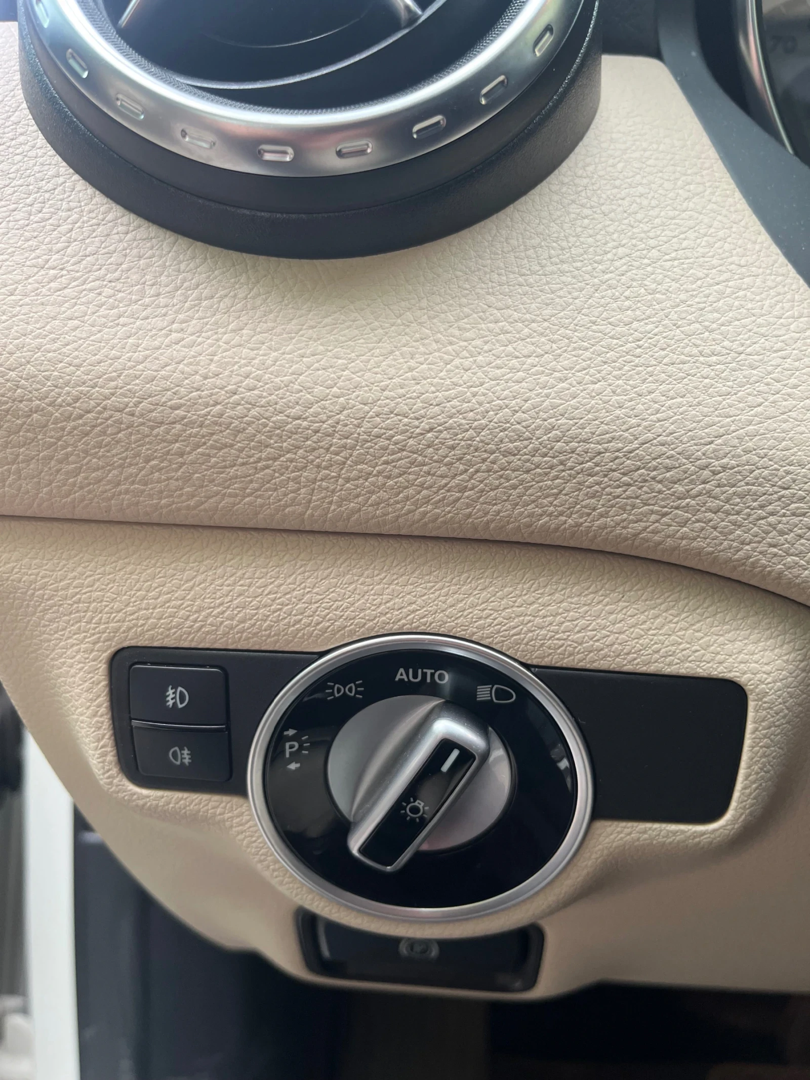 Mercedes-Benz GLA 250 Harman Kardon, снимка 9 - Автомобили и джипове - 54456451