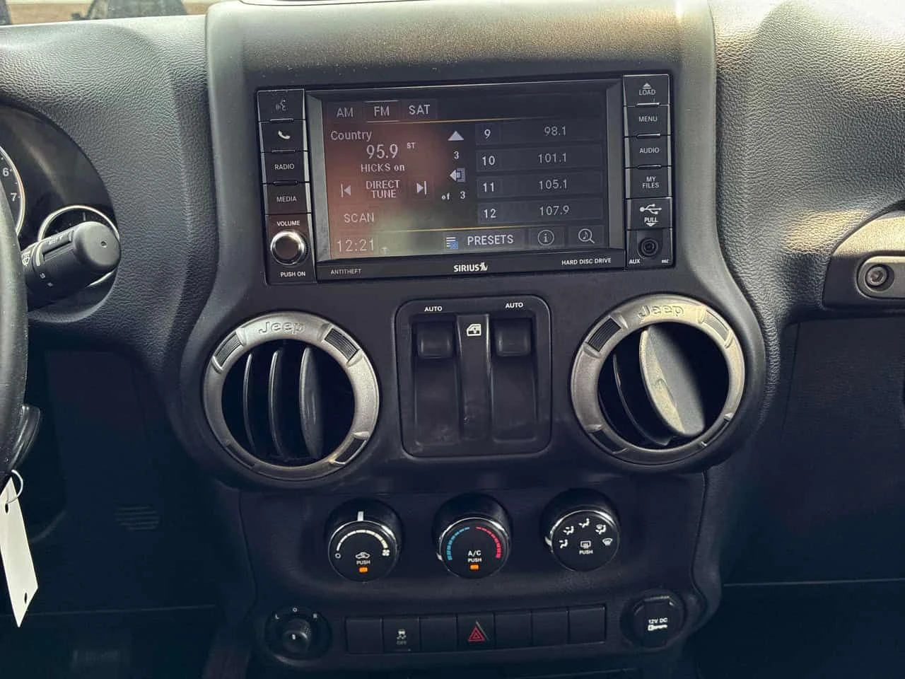Jeep Wrangler * Sport * АВТОКРЕДИТ БЕЗ ПЪРВОНАЧАЛНА ВНОСКА* , снимка 9 - Автомобили и джипове - 55713236