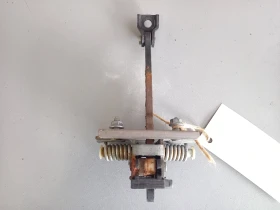 Панта врата ограничителна предна дясна Пежо 5008 (б)