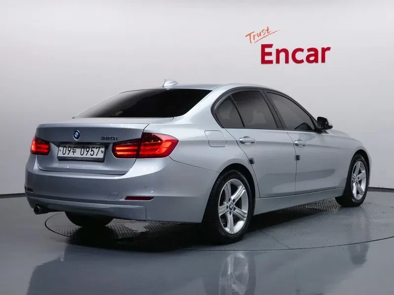 BMW 320 i - САМО 30% АВАНС, снимка 2 - Автомобили и джипове - 56304492