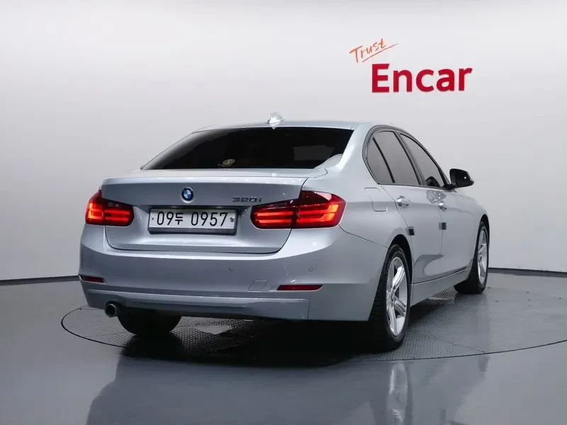 BMW 320 i - САМО 30% АВАНС, снимка 4 - Автомобили и джипове - 56304492