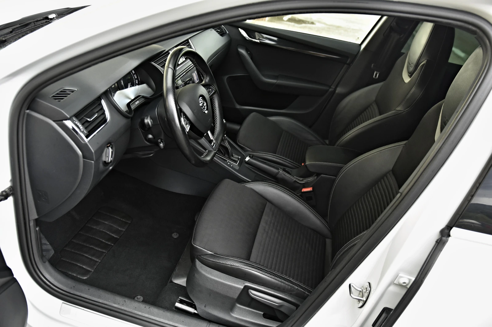 Skoda Octavia 2.0TDI VRS 4x4 184H.P DISTRONIK+ VRS-SITZE - изображение 8