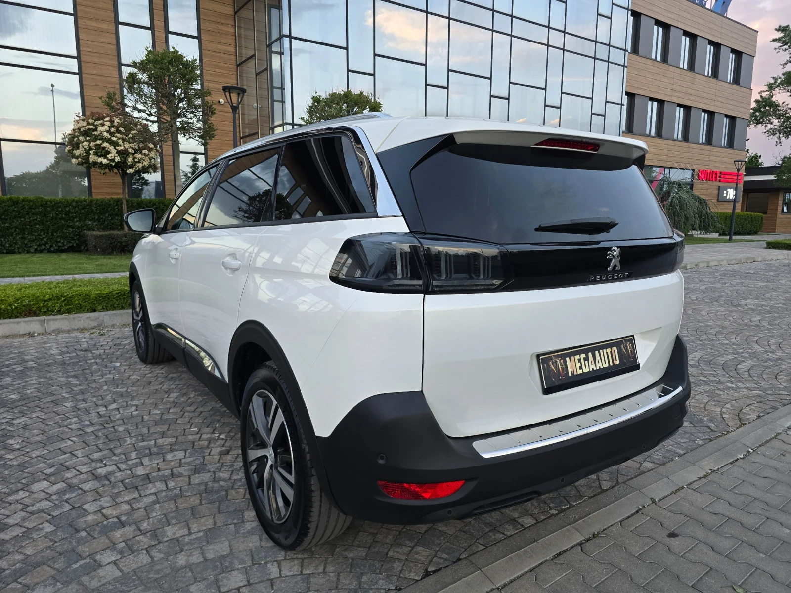 Peugeot 5008 1.5BlueHdi.New Line.EAT8.Distronic.Keyless.43000км, снимка 7 - Автомобили и джипове - 54527914
