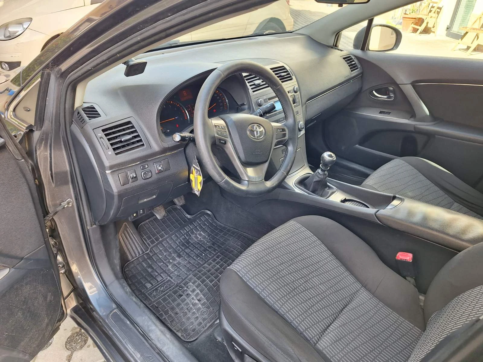 Toyota Avensis 1.8i Бензин/Газ, снимка 14 - Автомобили и джипове - 56317917