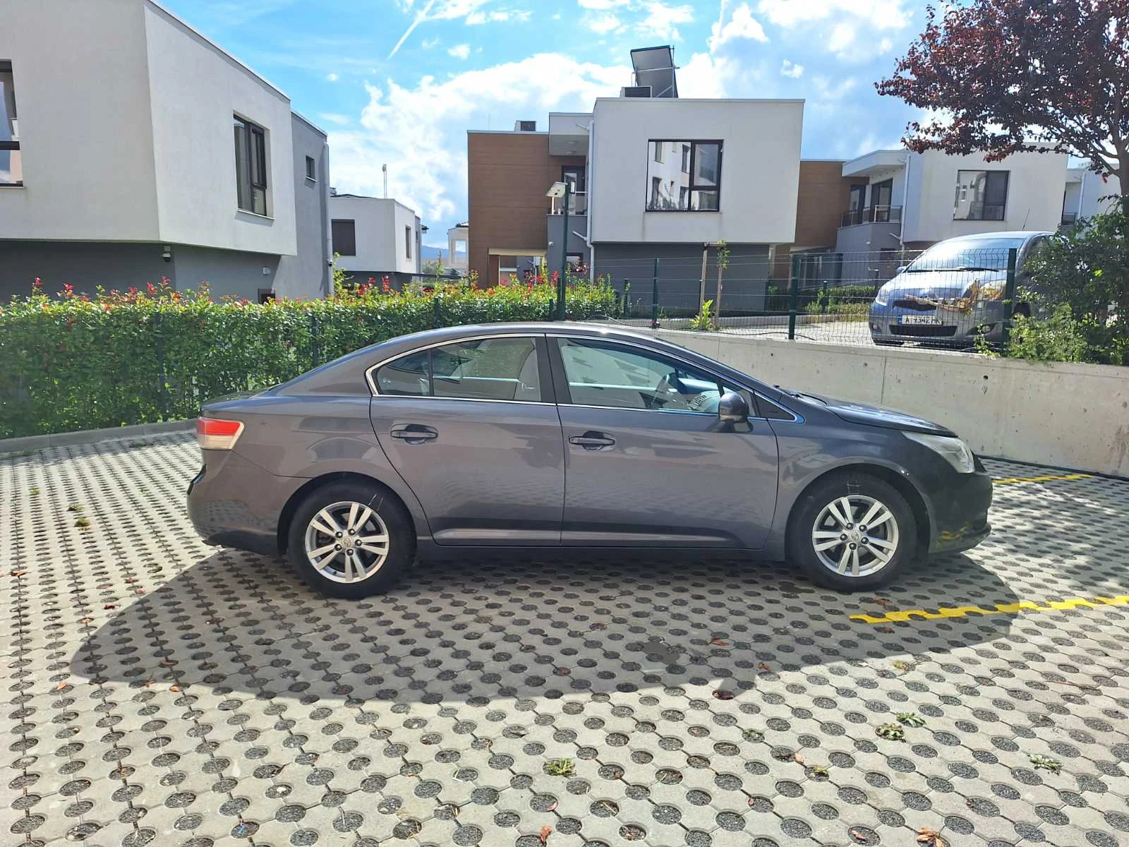 Toyota Avensis 1.8i Бензин/Газ, снимка 4 - Автомобили и джипове - 56317917