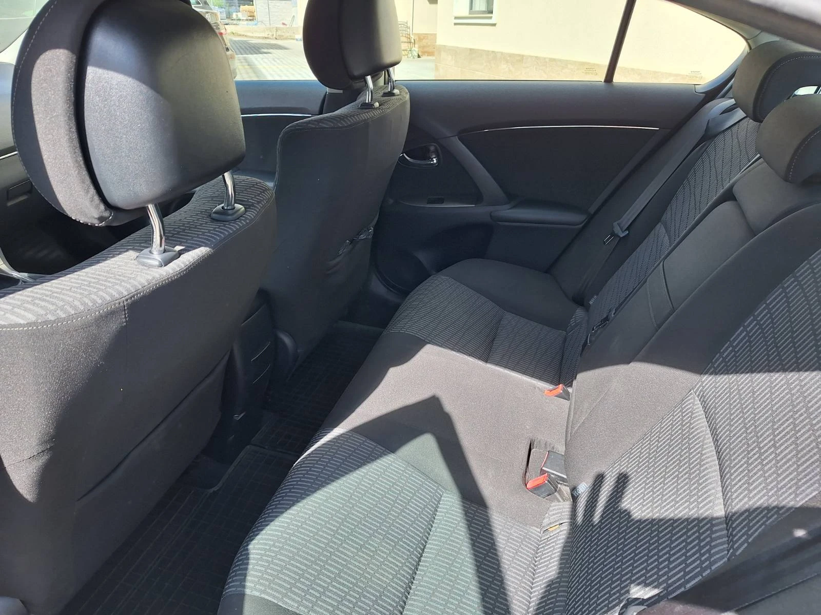 Toyota Avensis 1.8i Бензин/Газ, снимка 10 - Автомобили и джипове - 56317917