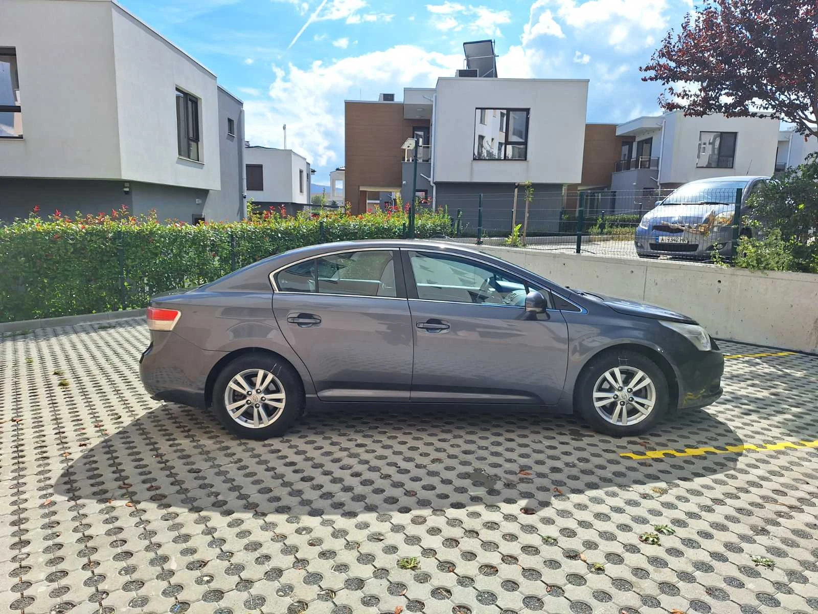 Toyota Avensis 1.8i Бензин/Газ, снимка 5 - Автомобили и джипове - 56317917