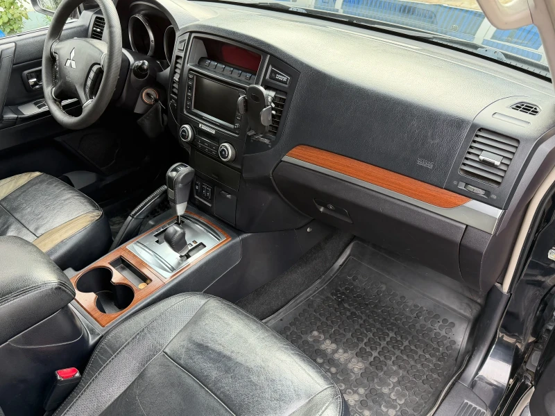 Mitsubishi Pajero 3.2 D, снимка 7 - Автомобили и джипове - 52389542