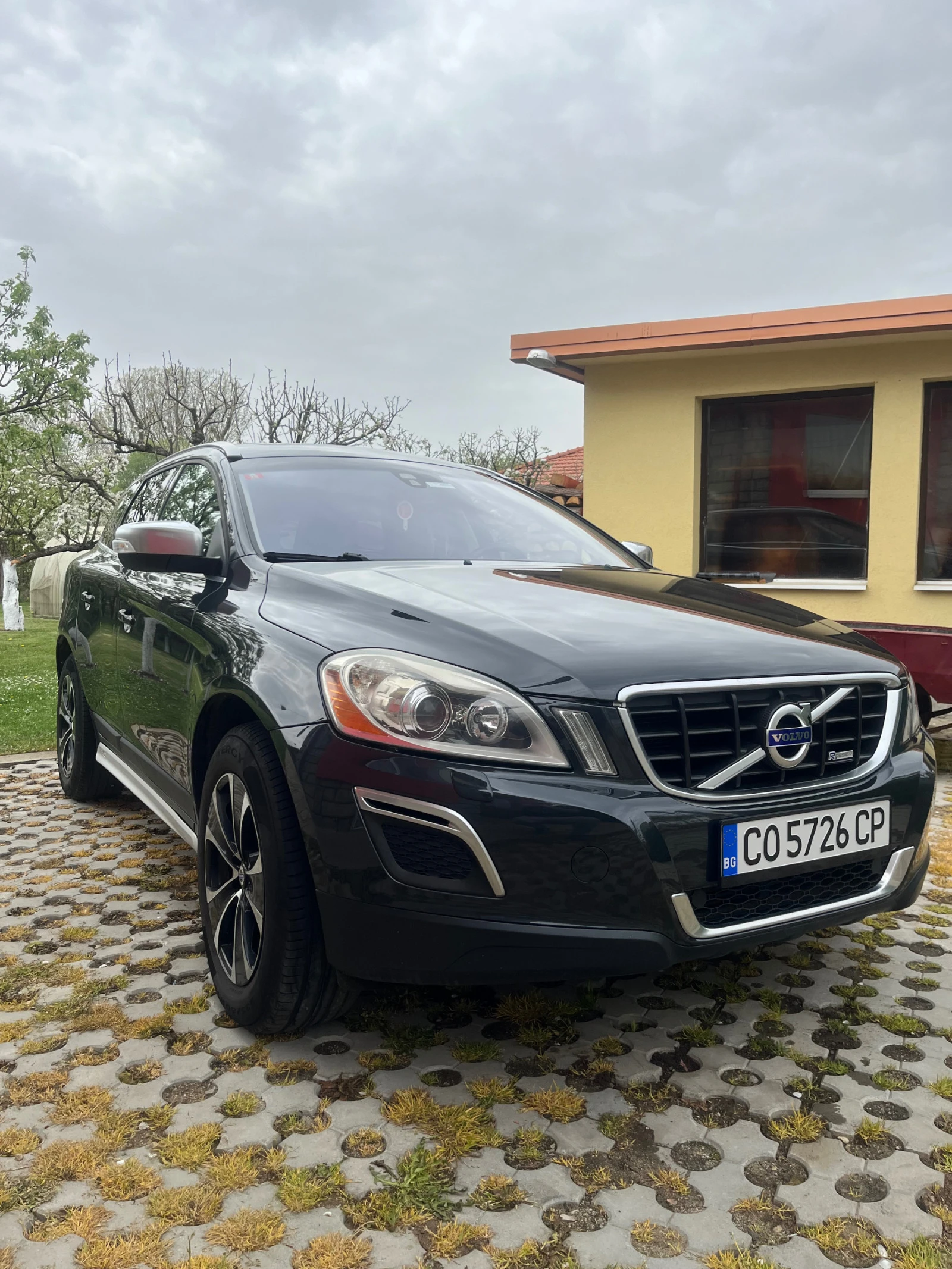 Volvo XC60 2.4 D5 R-Design AWD 205k.c. - изображение 2