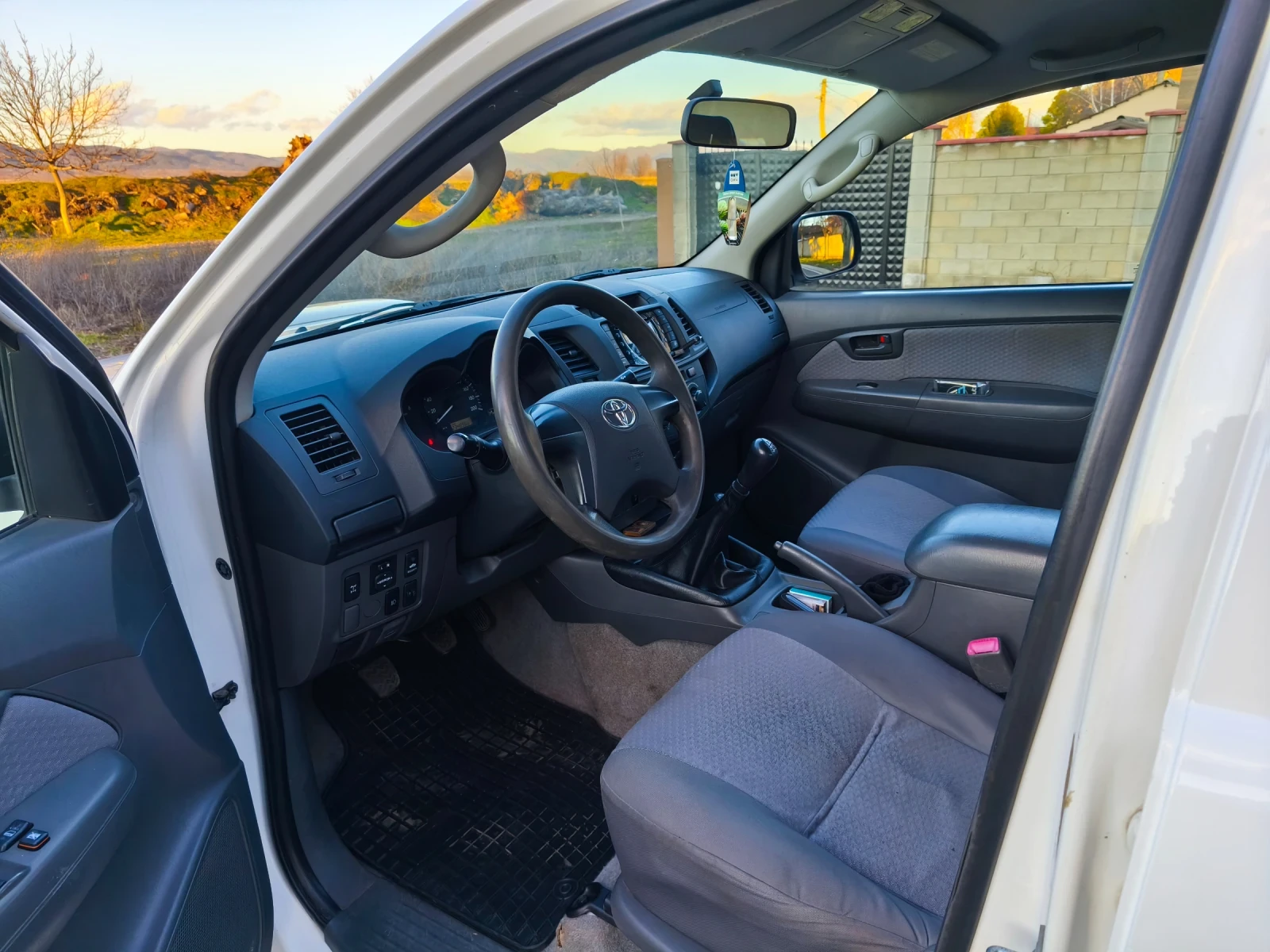 Toyota Hilux 2.5 D4D 144 Регистриран , снимка 10 - Автомобили и джипове - 53624803