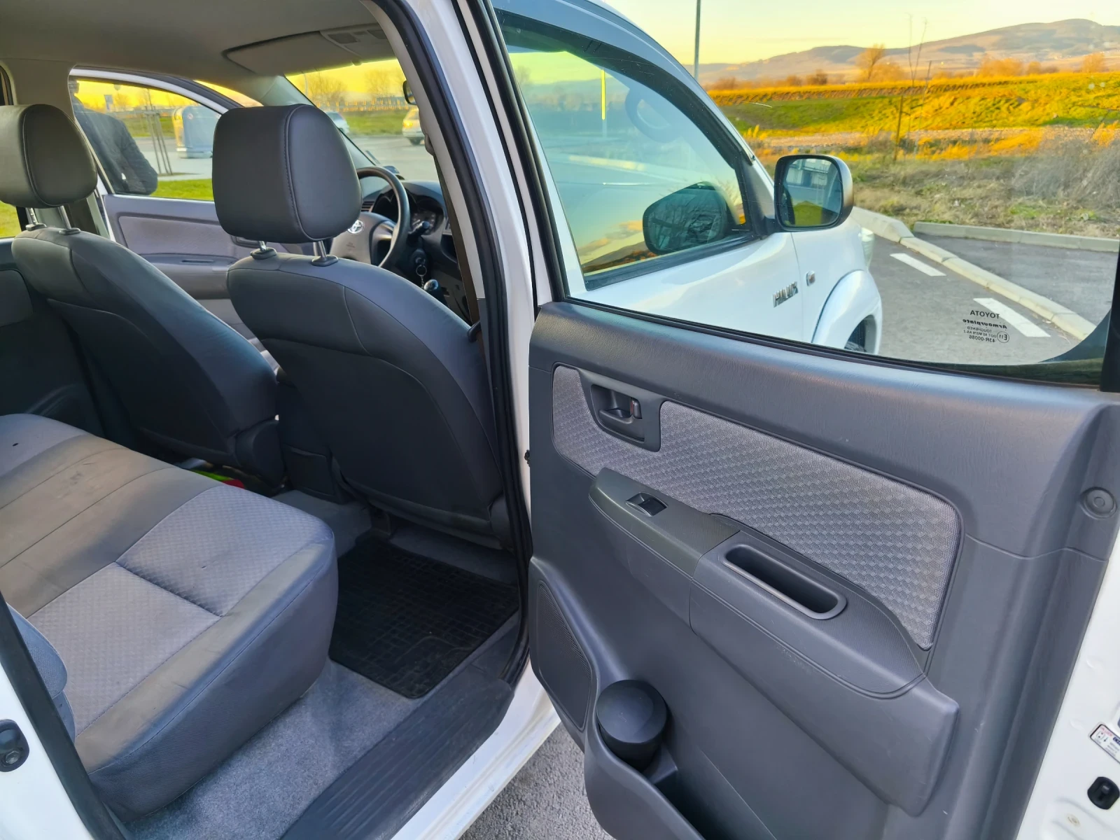 Toyota Hilux 2.5 D4D 144 Регистриран , снимка 14 - Автомобили и джипове - 53624803