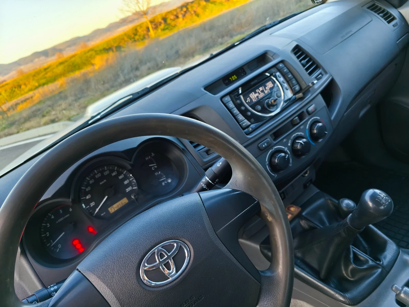 Toyota Hilux 2.5 D4D 144 Регистриран , снимка 13 - Автомобили и джипове - 53624803
