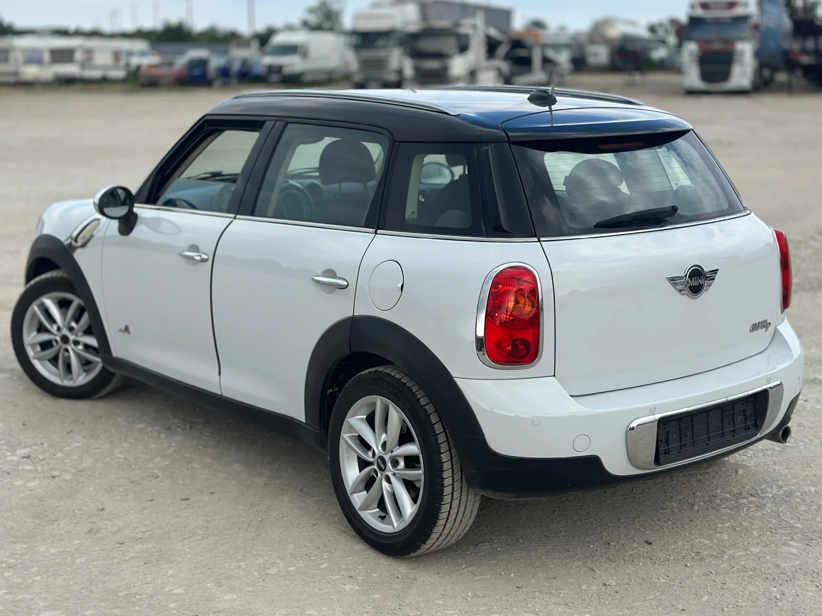 Mini Countryman D ALL4 / MULTIMEDIA / Harman Kardon / 6-СКОРОСТИ, снимка 4 - Автомобили и джипове - 55653286