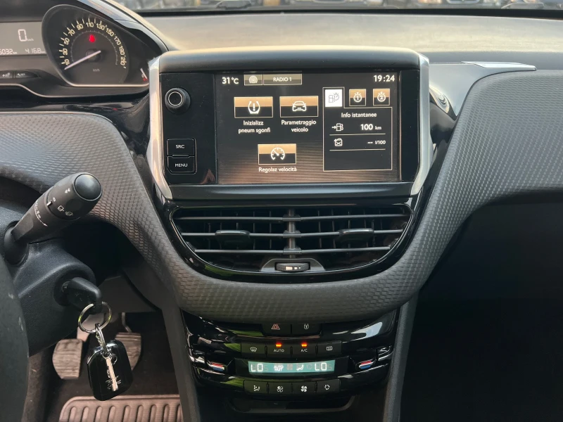 Peugeot 2008 1.2i-82к.с. PureTech EURO6B/ FACELIFT/ Парктроник , снимка 16 - Автомобили и джипове - 51197473