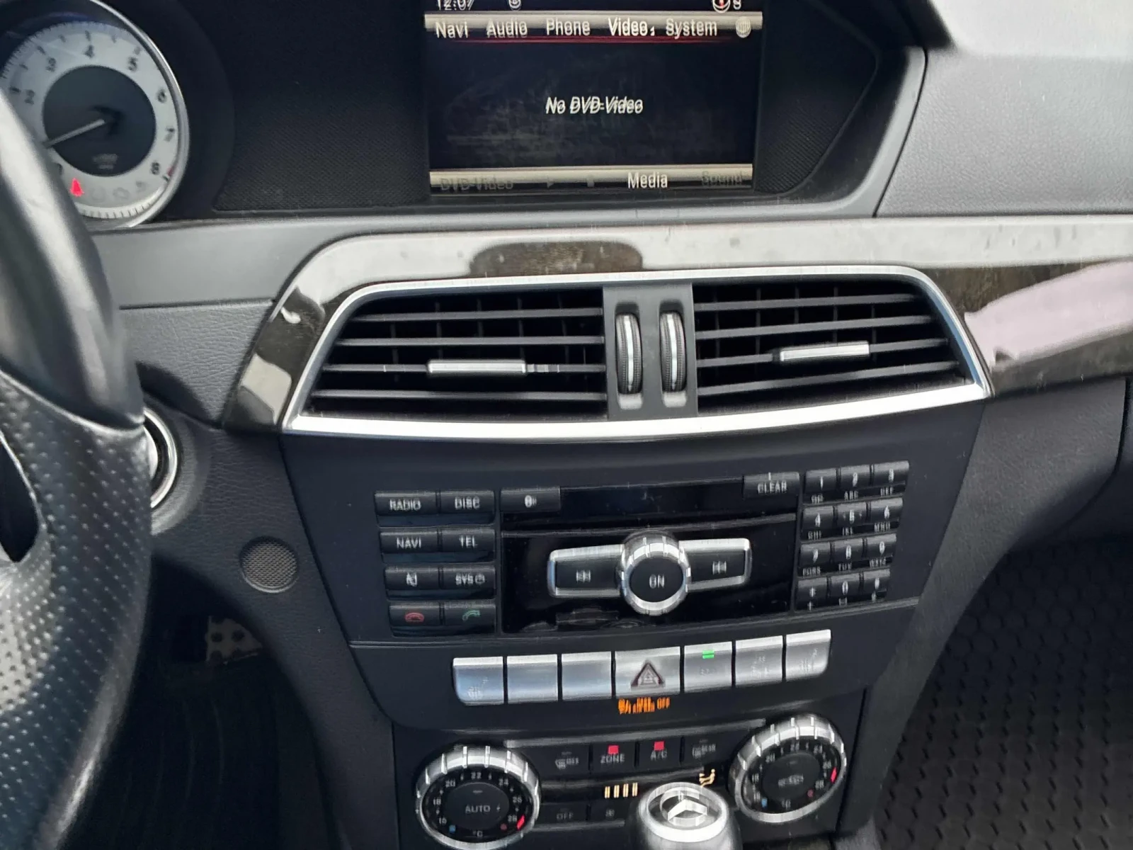 Mercedes-Benz C 350 4 MATIC * CARFAX * ПАНОРАМА * KEYLESS * ПОДГРЕВИ, снимка 8 - Автомобили и джипове - 54006711