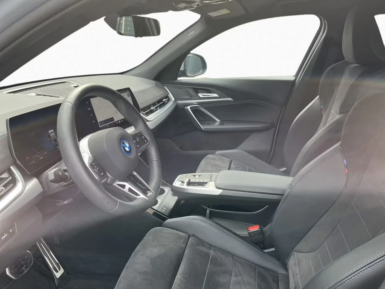 BMW iX2 eDrive20 M-Sport Ad.LED DISTR Keyless Winter Pack, снимка 3 - Автомобили и джипове - 54194690