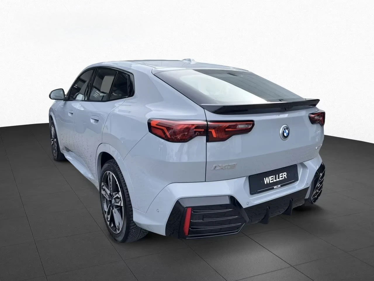 BMW iX2 eDrive20 M-Sport Ad.LED DISTR Keyless Winter Pack, снимка 2 - Автомобили и джипове - 54194690