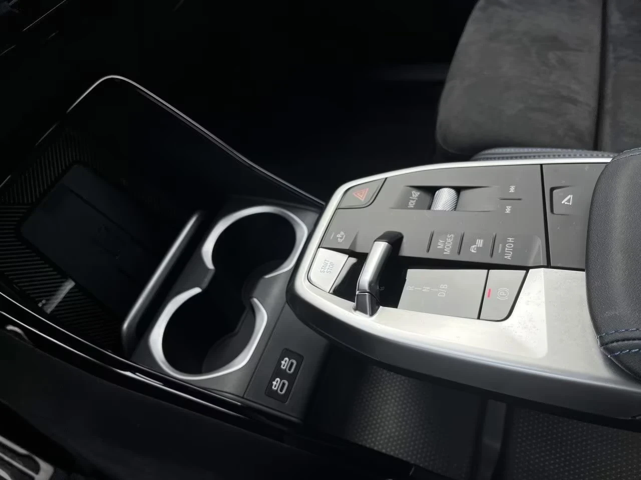 BMW iX2 eDrive20 M-Sport Ad.LED DISTR Keyless Winter Pack, снимка 8 - Автомобили и джипове - 54194690