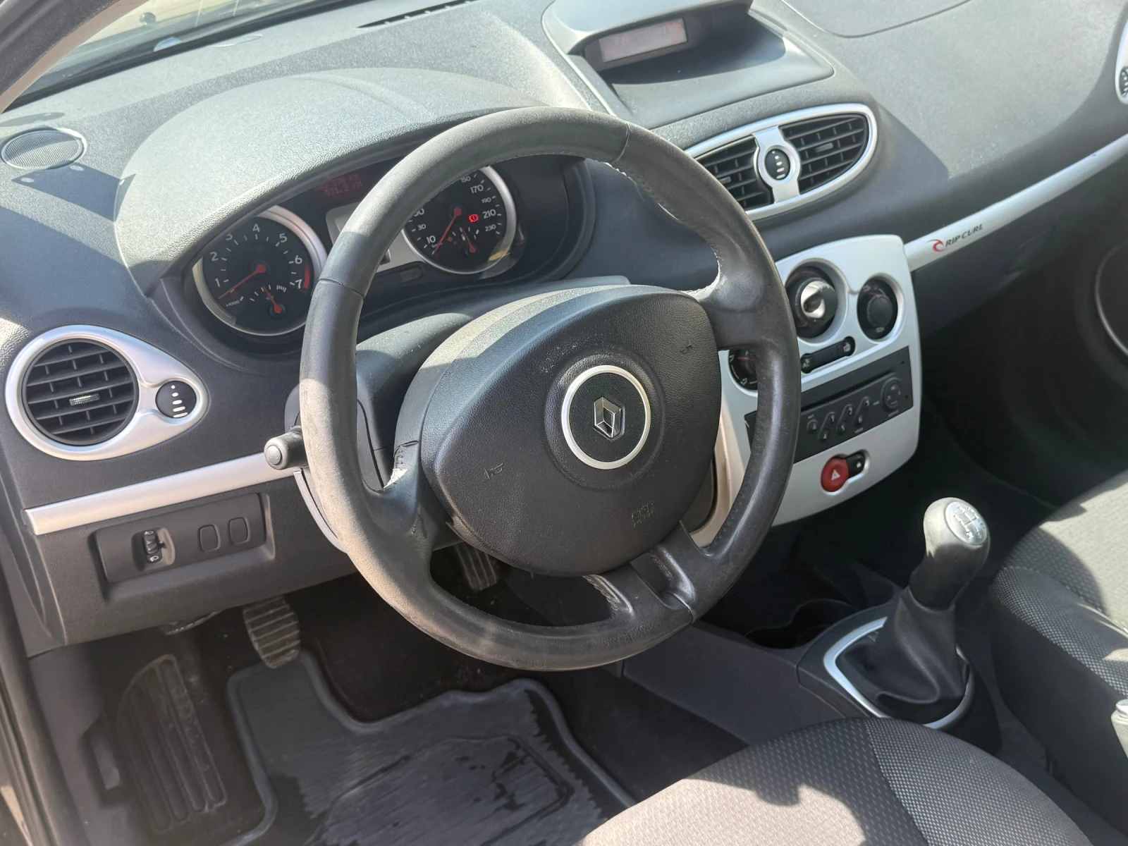 Renault Clio 1.4i 75k.c., снимка 8 - Автомобили и джипове - 54774177